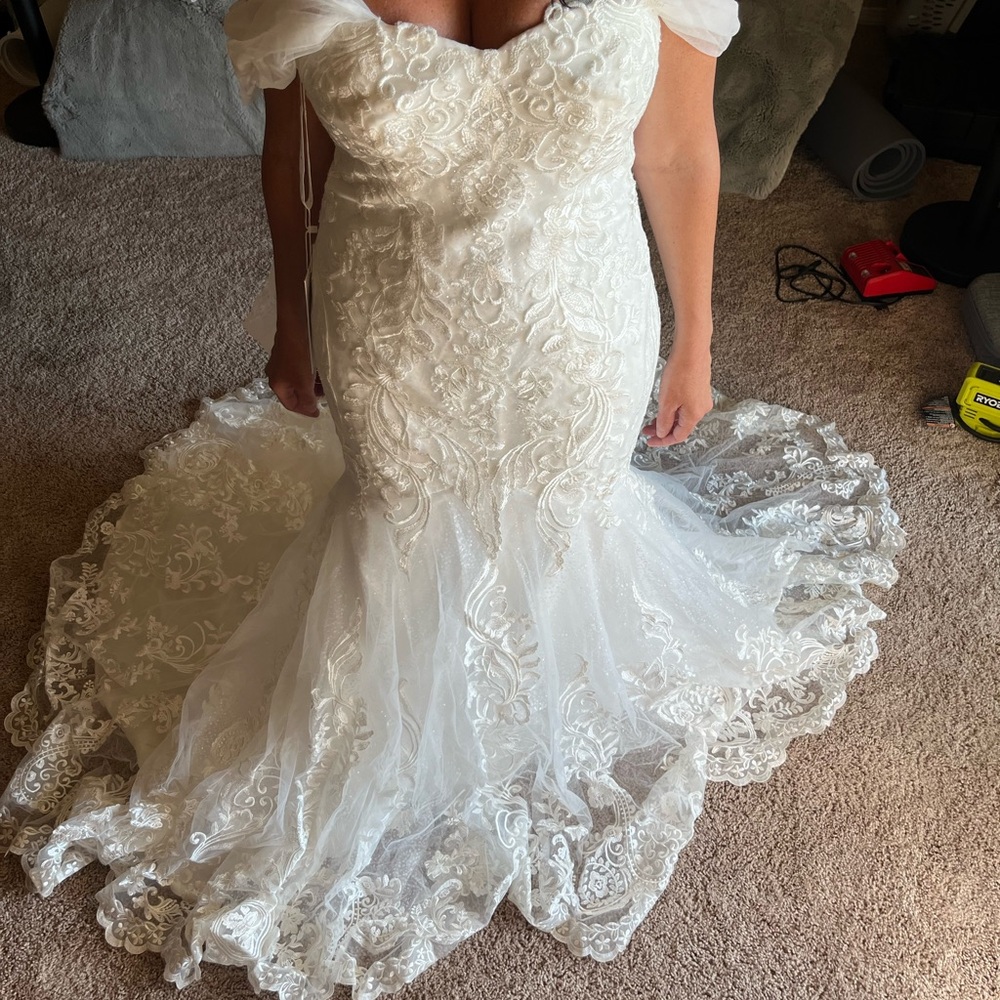 Brand New NWT Azazie Elegant White Lace Wedding Dress Size 6